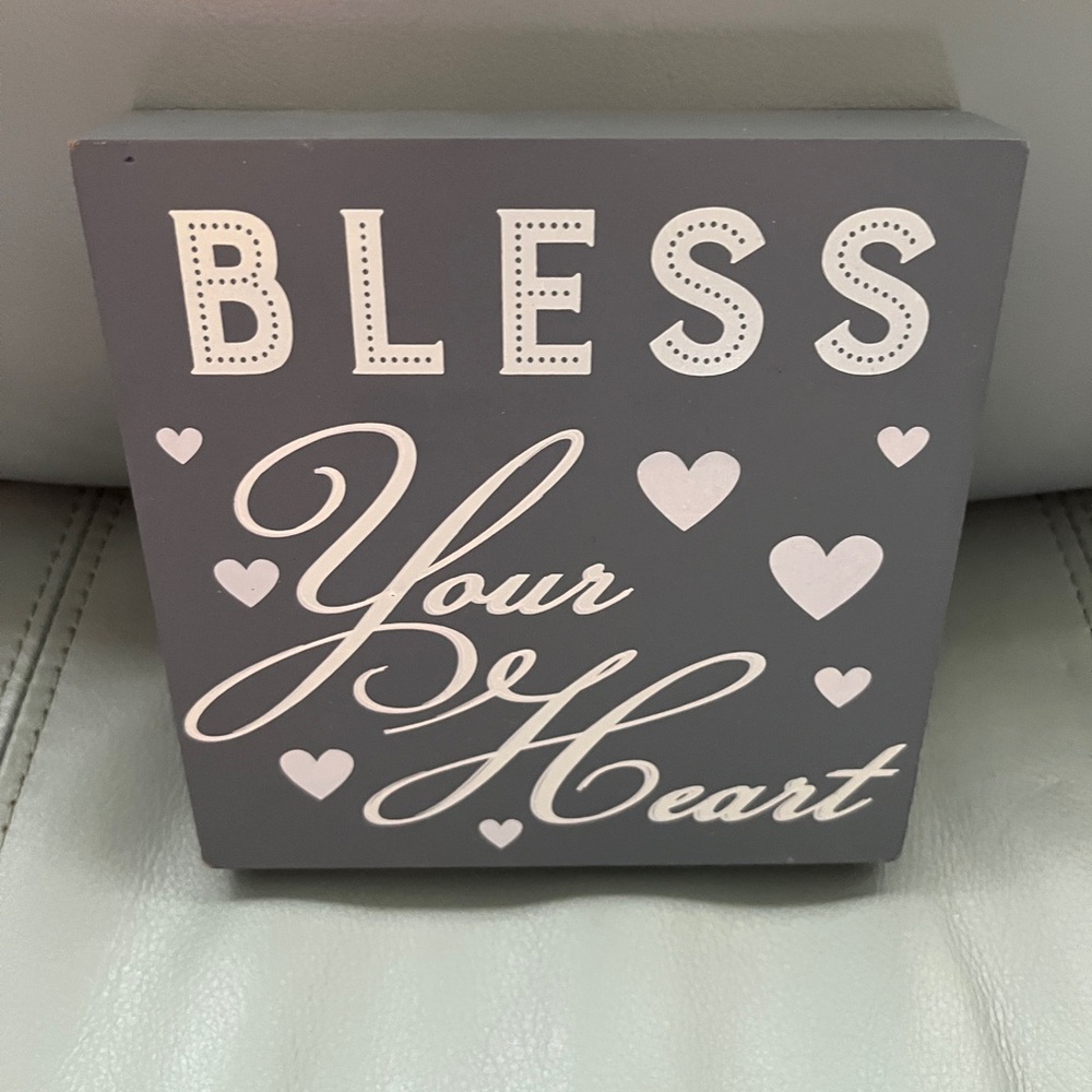 🌸🌸🌸🌸 Gray Wall Decor with Heart Design
